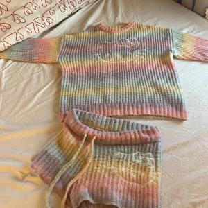 Hello kitty x 21 forever SET - Säljer mitt pyjamas set från forever21 med hello kitty tryck, både i storlek M. Använd fåtal gånger, nytt pris 654kr. Men jag säljer mitt för 400kr då det är äkta sanrio. Pruta går altid 