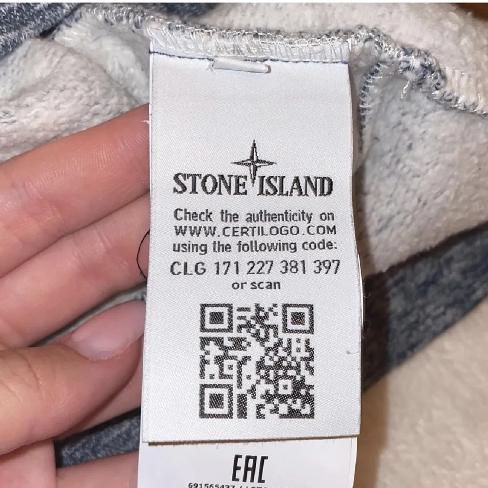 Säljer denna supersköna tröja från stone island som kan passa till både tjejer och killar. Nypris var ca 2000. Den är i väldigt bra skick. Den är i storlek XL för herrar men passar bra om man har L eller M också. . Tröjor & Koftor.