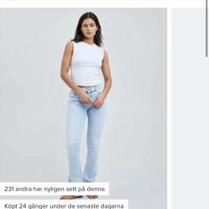 Jeans - Säljer mina låg missade byxor ifrån bik bok 💕 De är för stora och kommer därför aldrig till användning!  Nypris 599💕