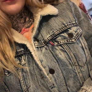 Levis trucker jacka - Knappt använd Ända synliga är insidan som har pytte lite nopper på det mjuka men inget som man tänker på alls eller syns