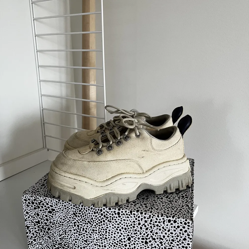 Säljer mina snygga sneakers från Eytys för halva priset! De är använda men fortfarande i fint skick. Skokartong från Eytys, dustbag samt kvitto medföljer.   Modell: Angel Canvas Ecru  Storlek: 37 Inköpspris: 2400kr . Skor.