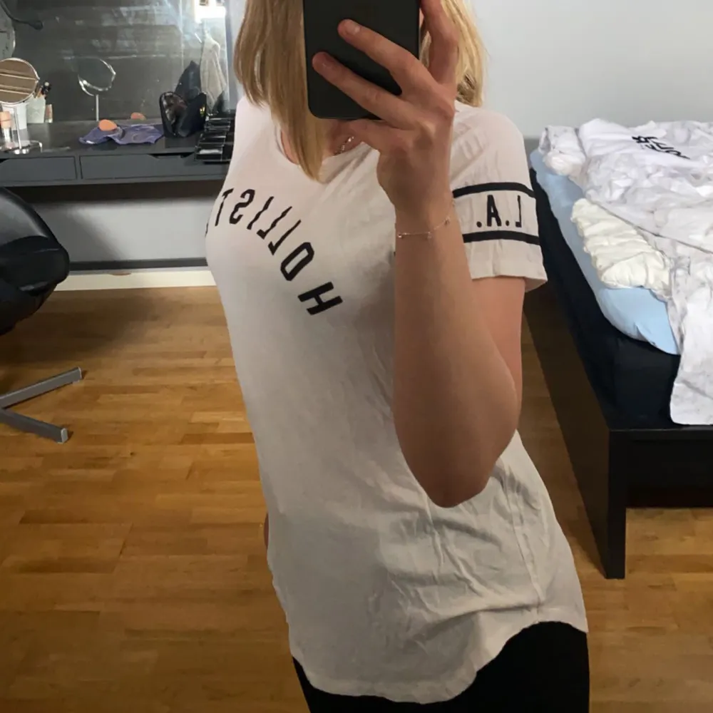 Super skön T-shirt från Hollister som knappt är använd. Tunt material så passar super bra på sommaren. Lite längre där bak.. T-shirts.