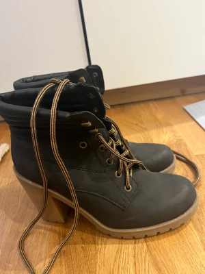 Skor - Skor med band i storlek 40 men passar även 39