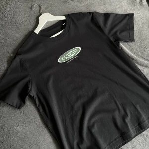 fricky tshirt - super limiterad och slutsåld tshirt ifrån frickys merch vid släppet av hans album ”fricktion”  tröjan är aldrig använd, nyskick, storlek small men sitter lite större så passar nog medium också.