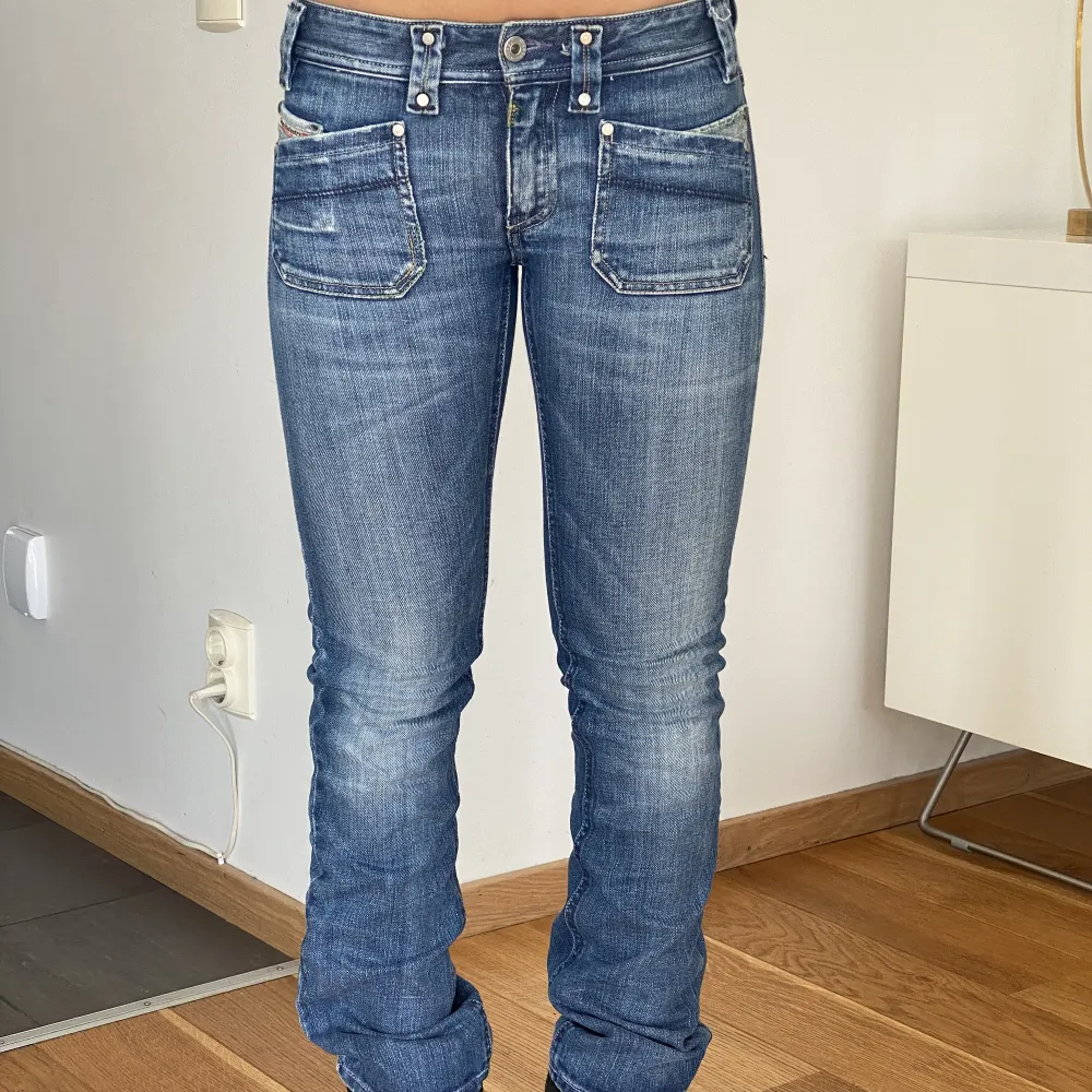 Storlek: 26/32. Low waist.  Hör av er vid ytterligare frågor:). Jeans & Byxor.