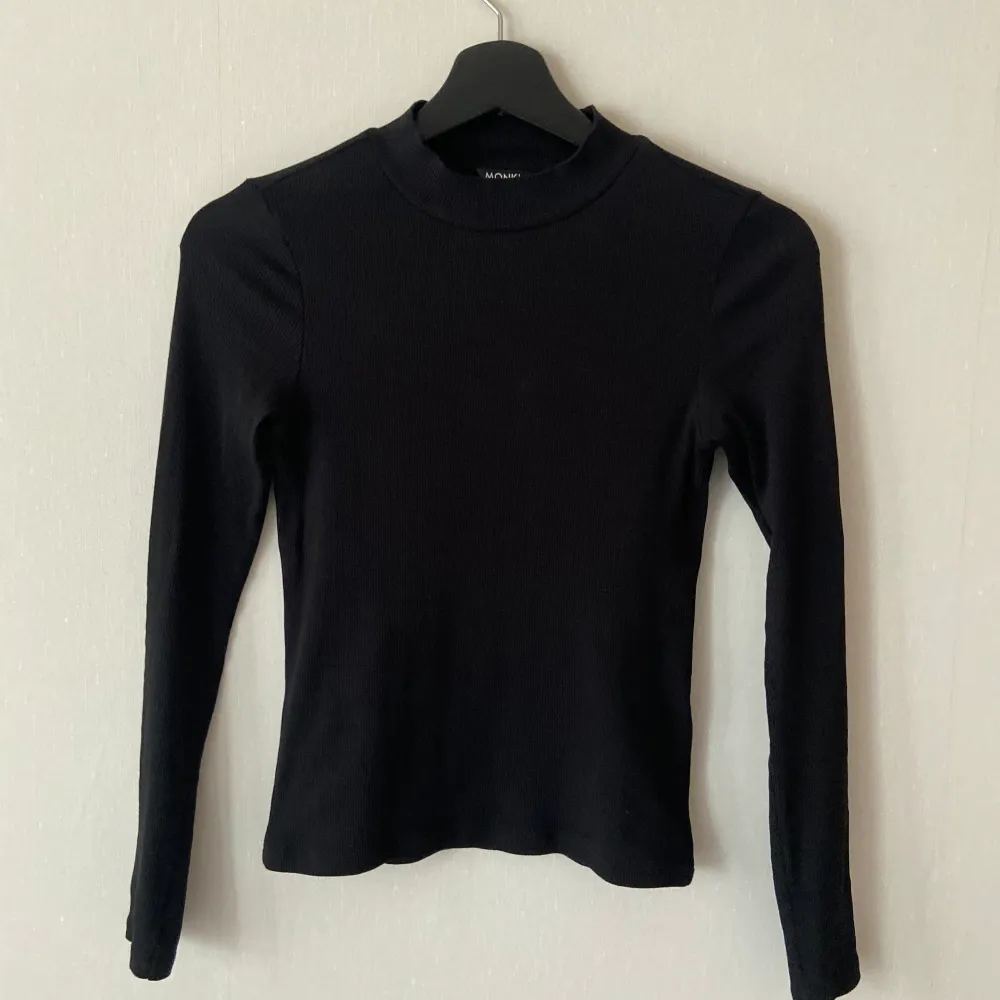 Säljer en svart långärmad tröja från Monki i strl XXS. Fint skick då den knappts använts. Hög hals och ribbad tröja. köparen står för fraktkostnad. Toppar.