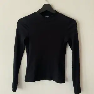 Säljer en svart långärmad tröja från Monki i strl XXS. Fint skick då den knappts använts. Hög hals och ribbad tröja. köparen står för fraktkostnad