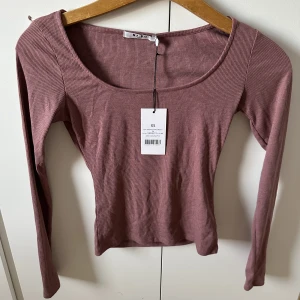 NAKD tröja  - Super fin lilla ish färg på tröjan, aldrig använd💗