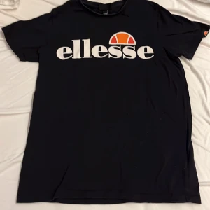 Ellese T-shirt - Säljer min ellese t shirt som blivit för liten. Bra skick 8/10. Köptes för 150kr och storlek 152-158.