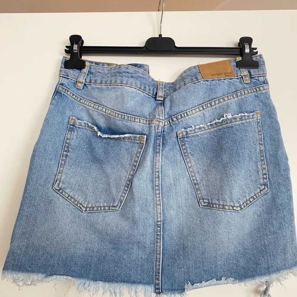 Jeans kjol från Gina Tricot, storlek: 36. Köparen står för frakten men kan även mötas upp i Kungälv/Göteborg🫶🏻. Kjolar.