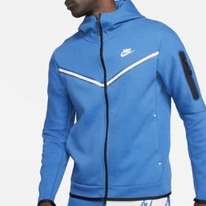 Blå nike tech fleece - Fin blå nike tech fleece i super bra skick!❤️skriv för mer bilder eller om ni har frågor! 