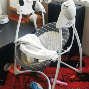 Babygunga - Fin skick sparsam använd baby gunga med melodier och olika hastigheter 