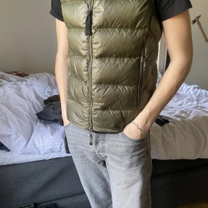 Pjs väst - Säljer min väst nu då jag har köpt nya. Den är i väldigt bra skick och bara använde ett få tal gånger! 
