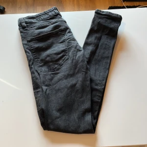 svarta jeans  - från lager 157. 6/10 skick.