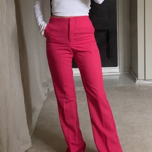 Rosa kostymbyxor - Nya med lappar på. Storlek XS från h&m