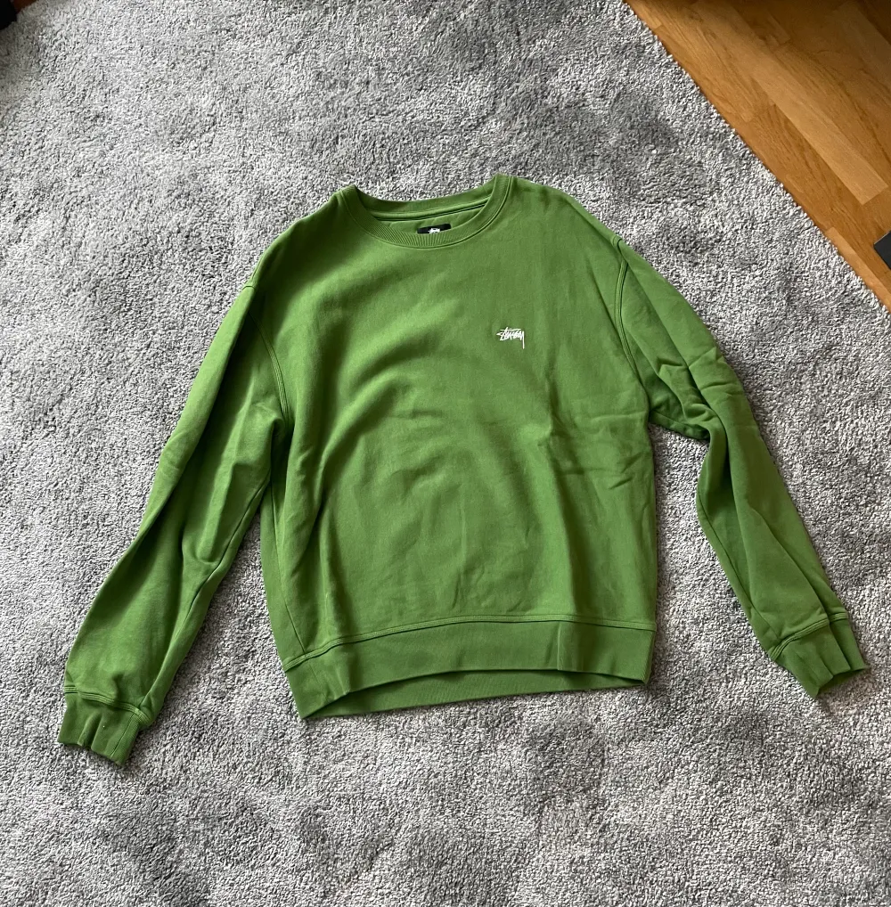 Grön stussy sweatshirt. Väldigt bra skick och i princip oanvänd. Nypris 1200 kronor. Hoodies.