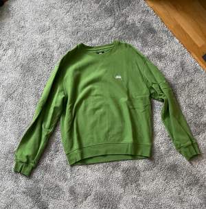 Grön stussy sweatshirt. Väldigt bra skick och i princip oanvänd. Nypris 1200 kronor