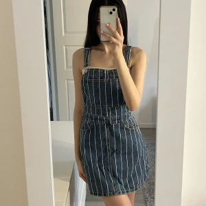 Jeans klänning - Jeans klänning som går att bära som den är eller uppknäppt på ena sidan som på andra bilden. Inga defekter eller liknande💙