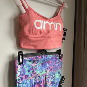 Träningset från aim’n - Sporttop och cykelbyxor från aim’n. Köpes som set eller separat.  -Cykelbyxor, storlek M Pris: 250 kr -Sporttop, storlek S Pris: 150 kr Eller hela setet för 400 kr. Aldrig använt prislapparna finns kvar.