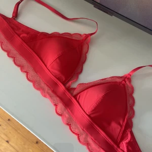 Röd bh - Supersöt bh köpt här på Plick. Lappen finns inte kvar så vet ej vart den är köpt. Passar s/xs (75 A) köpte för 150. Pris kan diskuteras och köparen står för frakt!
