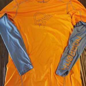 Norrøna tröja - Norrøna tech long sleeve shirt. Se länk för mer info. Knappt använd. https://www.exxpozed.com/herren-tshirts-norrona-m-29-tech-long-sleeve-shirt-s16-mellow-yellow-15a