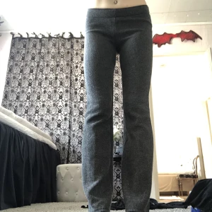 Utsvängda Byxor - Utsvängda byxor i ribbat, tjockt material. Jag har vikt ner dom i midjan. Man kan alltså ha dom både hög- och lågmidjat. Storlek S men passar nog även XS och M, stretchiga. Innerbenslängden är 84cm. Bra skick 💓 3 för 2 på ALLT jag säljer! 😗