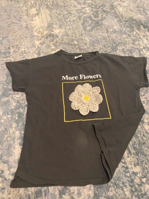 Blom t-shirt ifrån zara - En tröja med en stor blomma i mitten