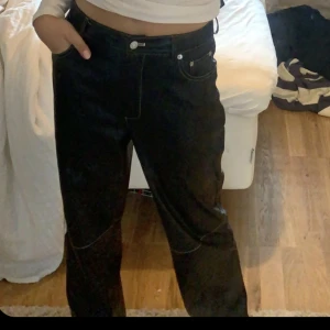 Skinnbyxor  - Säljer dessa läderbyxor från nakd som är straight och lowwaisted, går hela vägen ned på mig som är 168,5 kan ev passa längre då jag har långa ben🤙🏼 väldigt eytys inspirerade med vita sömmar överrallt, bara att de är matta istället för glansiga.