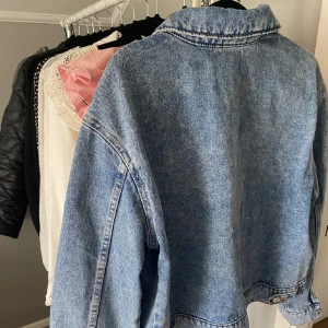 Jeansjacka - Så snygg jeansjacka från Mango, lånade bilder men jackan är helt i nyskick och aldrig använd!❤️Nypris 400kr