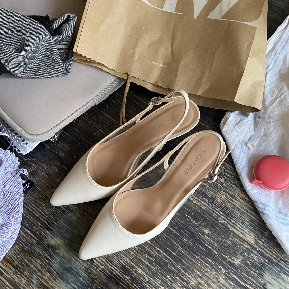 Låga spetsiga klackar 