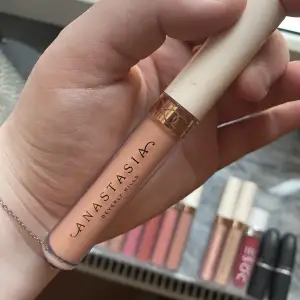 Anastasias lipquid lipstick i färgen Peachy. Super fin sommarfärg! Endast swatchad på hand, aldrig använd på läppar. 3.2g produkt. 