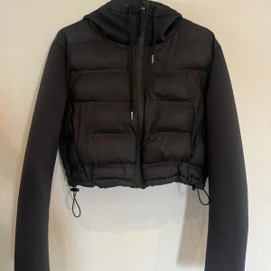 Zara jacka  - Populär zara jacka som sålde slut väldigt snabbt. Jätte fint skick  Strl 36 