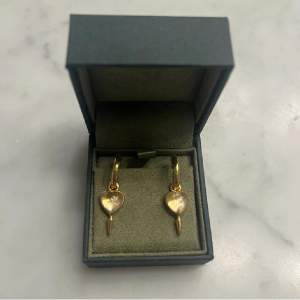 Ett Örhänge från Maria Nilsdotter i modellen Love earring. Ny pris är 5390kr totalt för båda. Örhänget är aldrig använt och är i mycket bra stick. Säljer bara ett då det andra är sålt. Skicka meddelade för eventuella frågor. 