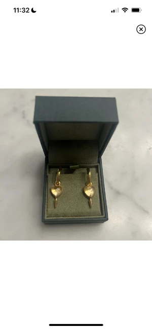 Maria nilsdotter örhänge  - Ett Örhänge från Maria Nilsdotter i modellen Love earring. Ny pris är 5390kr totalt för båda. Örhänget är aldrig använt och är i mycket bra stick. Säljer bara ett då det andra är sålt. Skicka meddelade för eventuella frågor. 