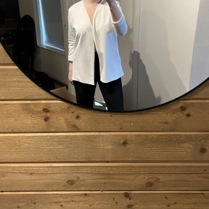 Vit kavaj/blazer - Aldrig använd, köptes för 599kr. Passar S/M beroende på hur man vill att den ska sitta 