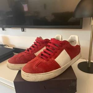 Valentino flycruw  - Tja säljer mina skor pågrund av att de för små. Skulle säga att de 7/10 och går att fräscha upp men jag orkar inte det, alla spikar kvar box snören allt finns med här gärna av er vid frågor👍skorna är i st 42 passar 43