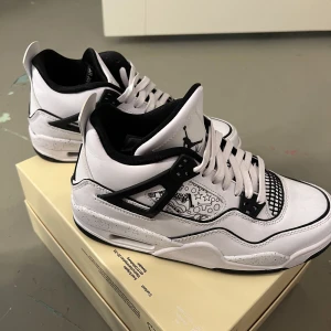 Air jordan 4 - Air jordan 4 DIY GS , sparsamt använda, nyskick💕 Ej fått användning av de därav säljer. Köpta på restock för 2 år sen. Självfallet äkta men hittade  ej kvitto då jag fick på mail. Rensat min mailbox.  Strl 38,5. Säljes för 1899 plus frakt