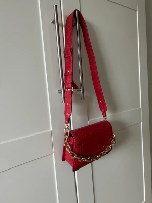 Röd väska - Har använt en gång. Jättebra skick 