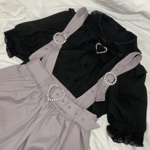 Dear My Love blus svart - Svart blus med brosch från det japanska märket Dear My Love. Fint skick och i deras strl M (92 cm byst). Den lila kjolen finns även uppe i min profil! 