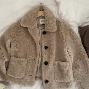 Fluffig jacka från Zara i storlek S🥰 Hör av er om ni vill ha mer bilder eller har några frågor 🤩