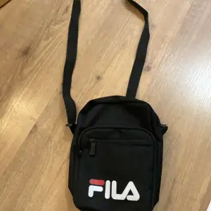 Säljer denna FILA väska. Köpte denna i Berlin för några år sedan och har inte använt sedan dess.