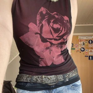 mesh topp - en mesh topp från märket byoung!😊den består av två tyger som sitter ihop och man kan dra ned det röda tyget lite mer om man önskar💗i barnstorlek L så skulle säga att den är en S