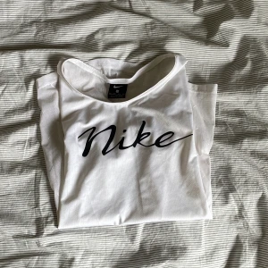 Tränings t-shirt - Från Nike men genomskinligt material på ryggen och ärmarna
