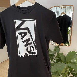 Svart t-shirt, Vans - Svart stilren t-shirt, med Vans-tryck framtill. Svart baksida. 