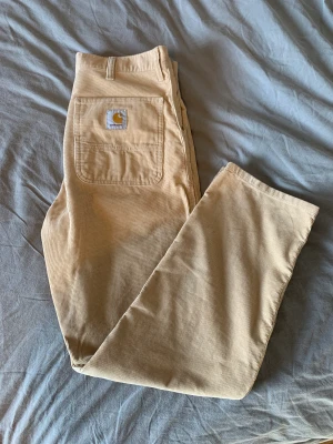Carhartt Manchesterbyxor - Säljer ett par Carhartt manchesterbyxor i fint skick. Storlek 32.