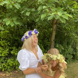 VIT KLÄNNING - supersöt vit klänning! använd endast denna gången på midsommar. perfekt till både student och sommar! köparen står för frakten!