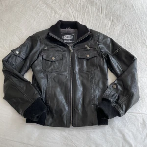 skinnjacka  - åhhhhh den här har så snygga detaljer🌛 lite kortare skinnjacka 