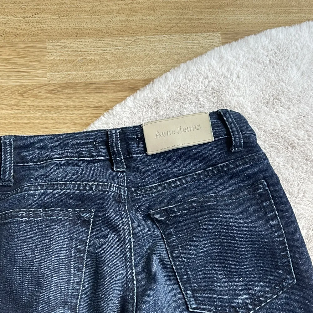 Säljer dessa jeans från acne, då dem är alldeles för små för mig💓 . Jeans & Byxor.