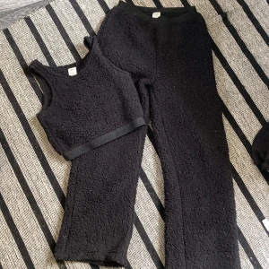 Mjukis sätt - Ett jätte nice mjukis sätt Använt 1 gång Från Lindex  Storlek S Skriv till mig vid intresse eller för fler bilder  Endast swish