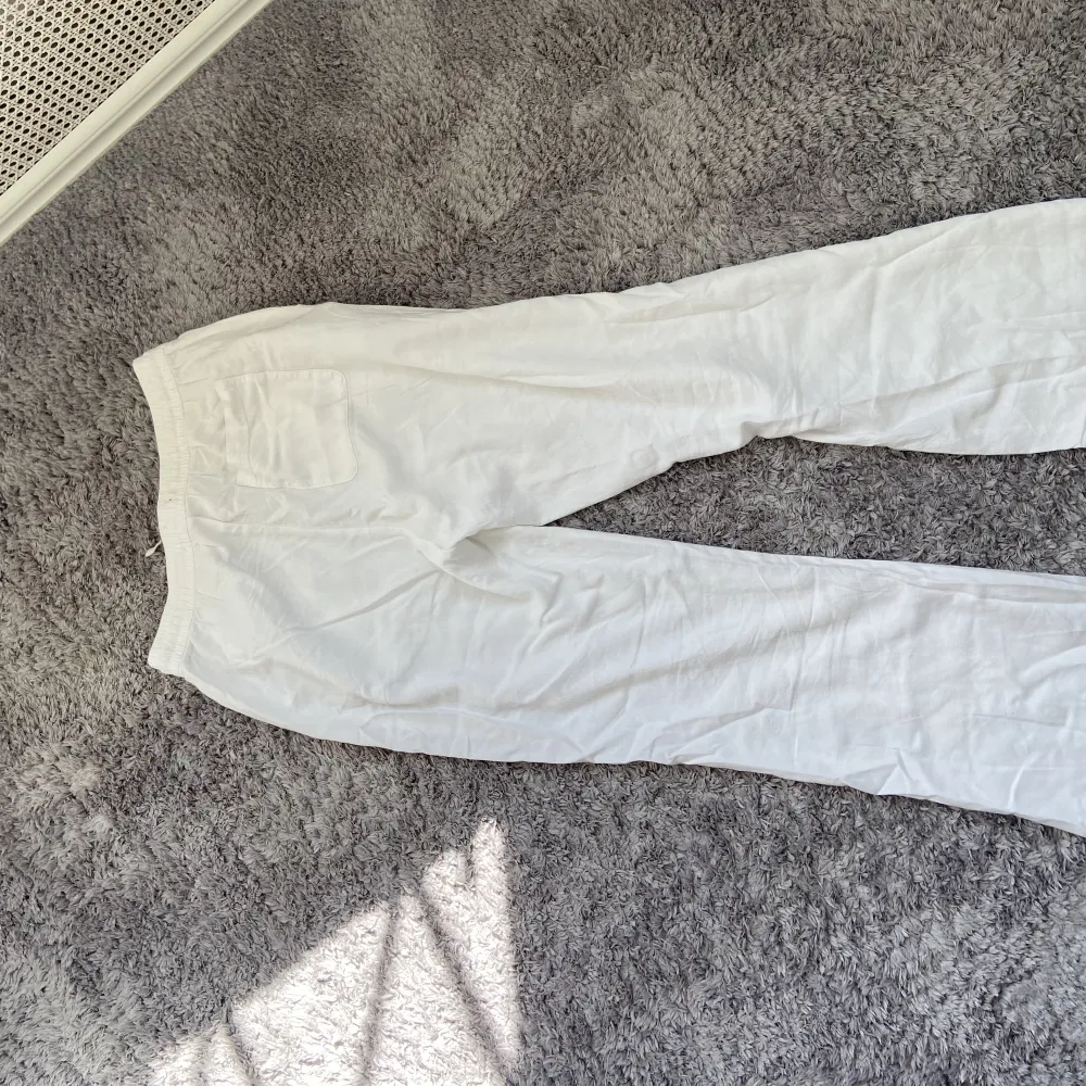 Helt oanvända linnebyxor från lager 157, är mod waist men funkar att ha som low (se bild 1). Jeans & Byxor.